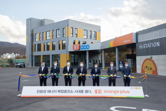 지난 11일 경기도 성남시 소재 성남에너지 복합충전소에서 진행된 'E1 오렌지 플러스' 브랜드 론칭 행사에서 구동휘(왼쪽 세번째) E1 운영담당 대표이사 전무, 구자용(네번째) 사업담당 대표이사 회장, 허석규(다벗번째) 성남에너지 대표 등 참석자들이 테이프 커팅을 하고 있다. <E1 제공>